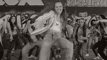 Support dancers for Joe Son Amani